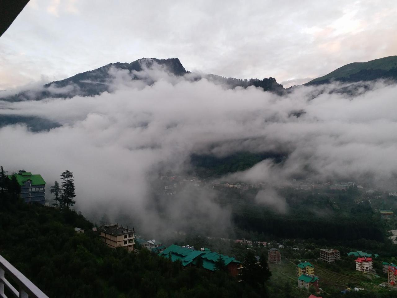 Hotel Seven Hills Manali Bagian luar foto