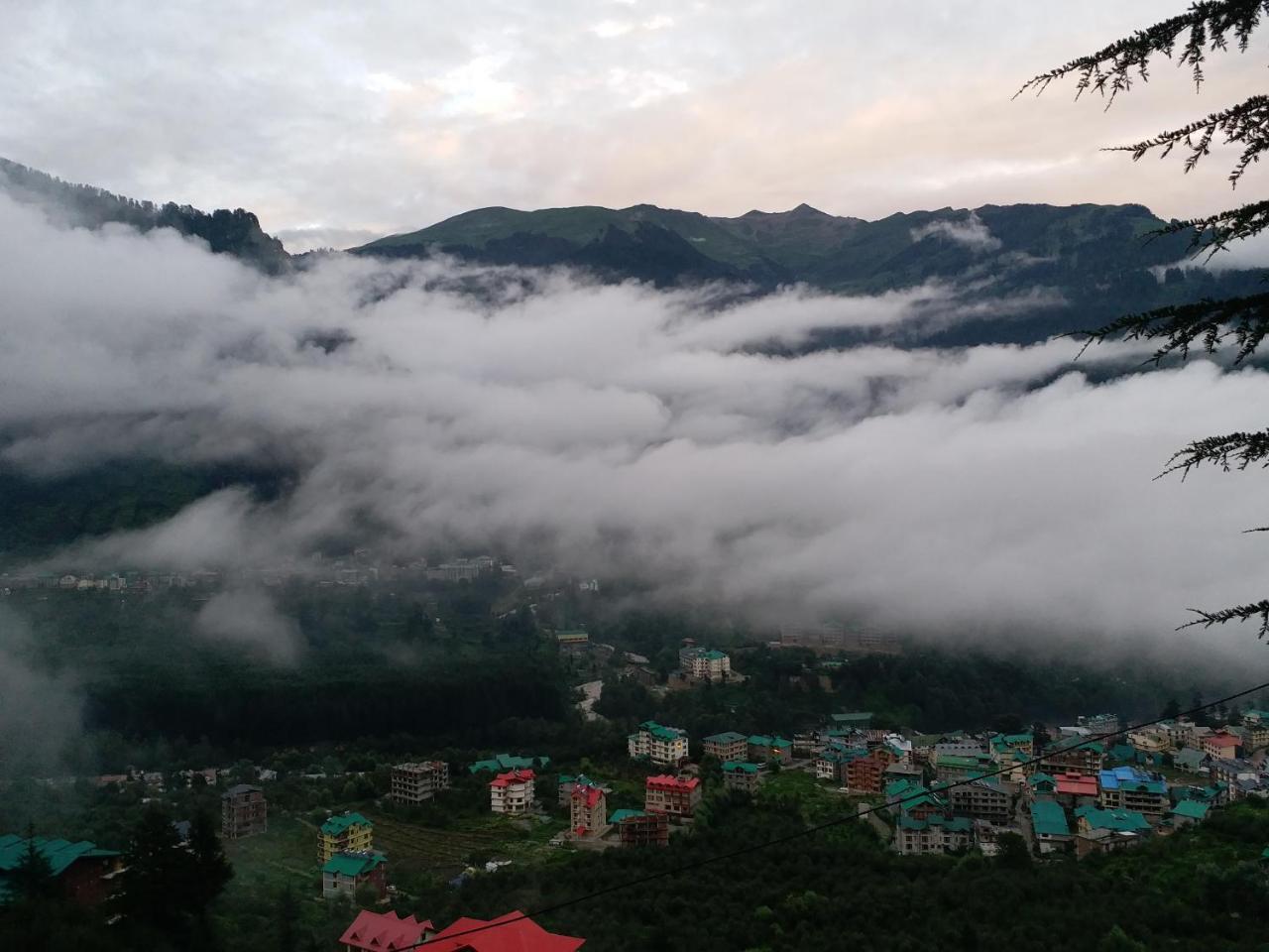 Hotel Seven Hills Manali Bagian luar foto