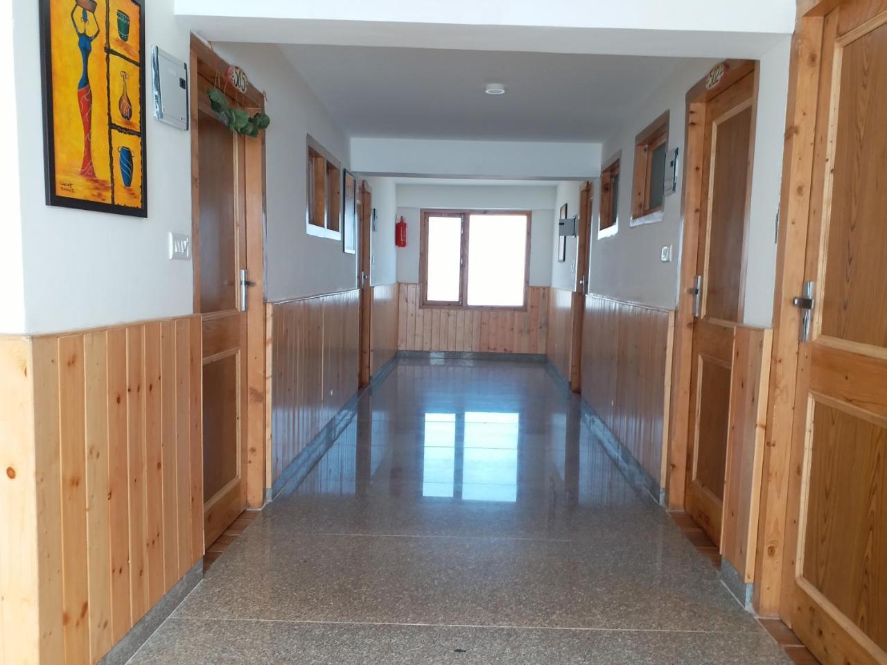 Hotel Seven Hills Manali Bagian luar foto